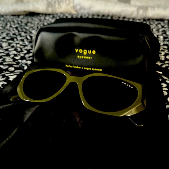 Vogue x Hailey Bieber Sunglasses - Picture 5 of 7